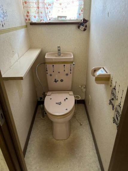 トイレ 【リフォーム中写真】カウンター付きトイレ便器ごと交換致します。クロスを貼替し照明器具も交換致します。床も張替致します。