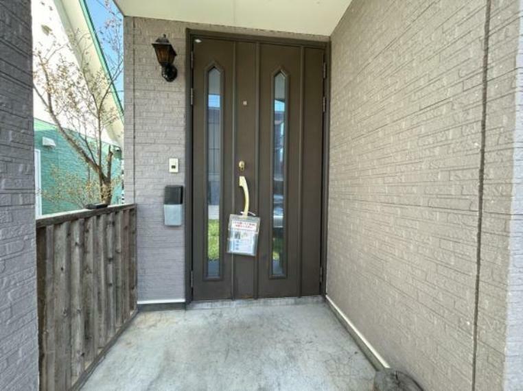 玄関 【リフォーム中写真】玄関ドアは北海道仕様の寒冷地断熱ドアに交換致します。