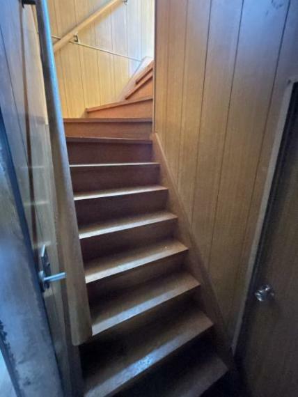 階段です。床材の張替え、手すり・ノンスリップの設置で使いやすく安全にリフォームしていきます。