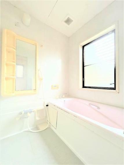浴室 【期間限定現況販売5/27まで】バスルームを撮影。清潔感のある明るいお風呂です。ゆったり浸かれる一坪サイズのお風呂は日々の疲れを癒すのにぴったりですね。