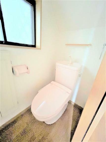 トイレ 【期間限定現況販売5/27まで】トイレは洋式水洗トイレになります。表面は凹凸がないため汚れが付きにくく、継ぎ目のない形状でお手入れが簡単です。