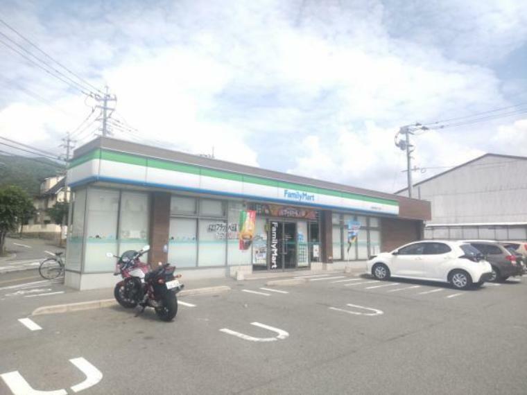 【コンビニ】ファミリーマート大宰府水城三丁目店まで1.1kmです。コンビニは24時間営業なので便利ですね。