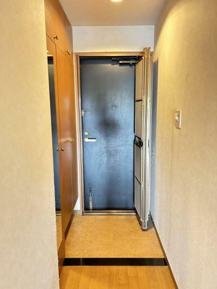 玄関 【リフォーム中】玄関の写真です。フロアタイルとクロスの張替え、照明の交換を行います。シューズボックスも付いていて便利です。