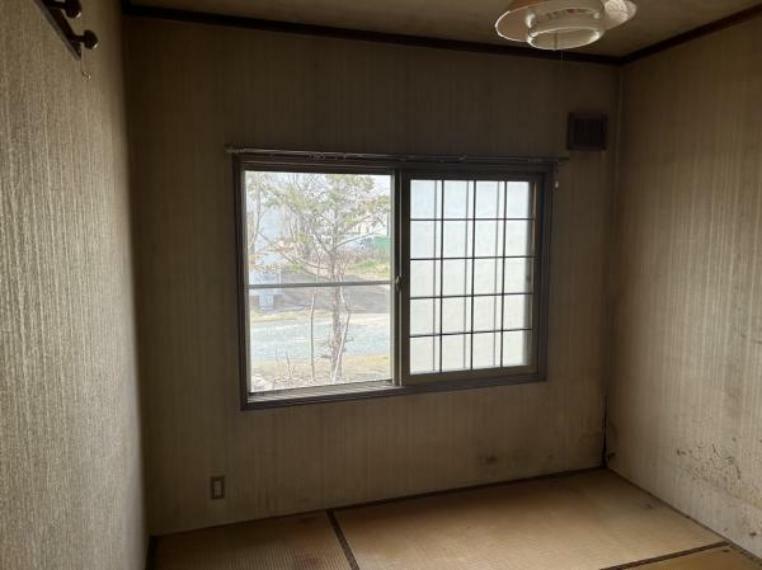 【リフォーム前】和室の窓の写真になります、こちらは内窓を設置する予定です。