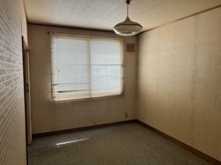 【リフォーム前】2階もう一つの居室の写真です。こちらも床はフロアを貼り、壁紙も張替え予定です。