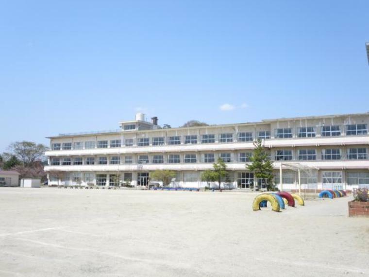 【周辺環境】小名浜第三小学校まで約1600m（徒歩約20分）です。お近くに学校があるので親御さんも安心ですね。