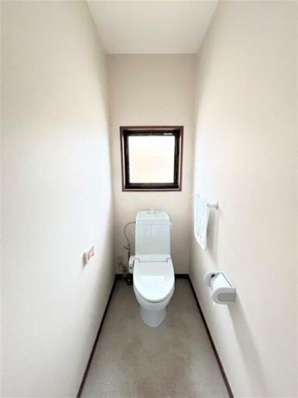 トイレ 【現況写真】1階トイレです。タオルハンガーやリモコンも設置されているので、使い勝手がよさそうですね。