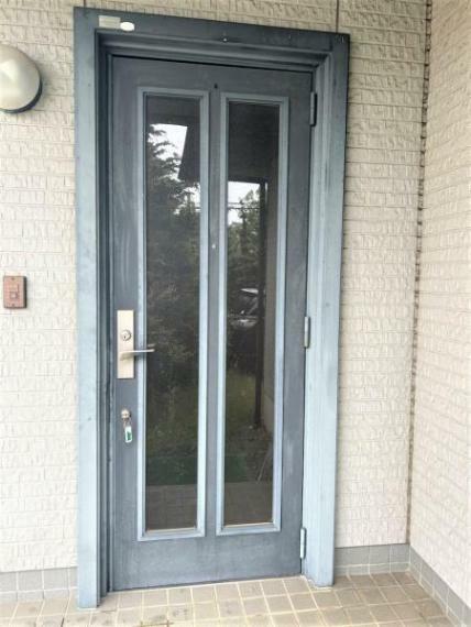【現況写真】玄関外側を撮影。お家の顔といえる玄関は、開放感のある開き戸になっております。