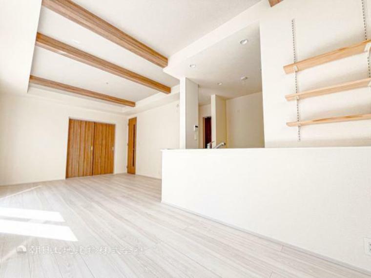 居間・リビング 【リビング】ダイニングテーブルやソファーの家具も配置できます。ゆったりとした広さの空間