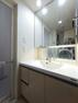 洗面化粧台 【洗面室】三面鏡で日々の身支度が快適に。収納も豊富で生活感を隠してすっきりとした空間を保てます