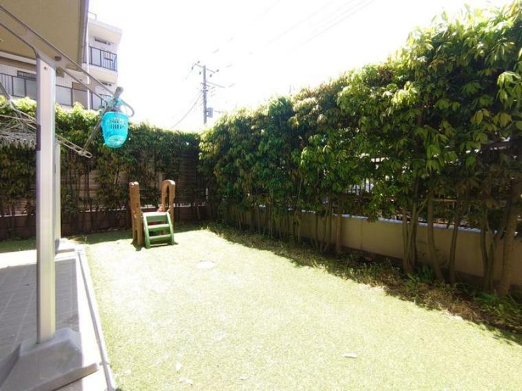 庭 【専用庭】31.25m2の専用庭は日当たり良好。洗濯物を干したり、お子様のプレイグラウンドに利用できます