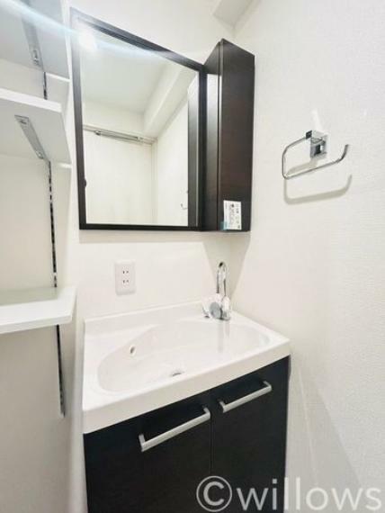 キャビネットに加えて鏡面横の収納で、小物で散らかりがちな洗面周りもスッキリお使い頂けます。