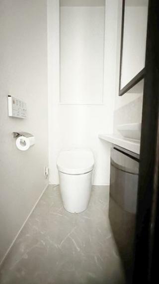 トイレ画像清潔感のある白基調のトイレ。1階と2階に2基あります。
