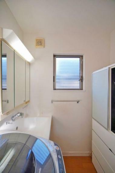 洗面化粧台 東西両面に窓があり日中は電気を付けなくても明るい洗面所です。一般的な戸建よりも広く設計していて大きな棚を置くスペースがあります。タオルや洗剤などをたっぷりしまっておくことができるので大変便利です。