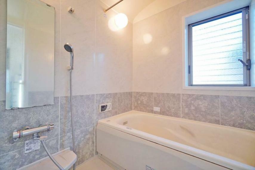 浴室 浴室は16×20サイズとゆとりのある広さ！お子様と一緒に入っても余裕があります。入浴後は大きな窓を開けてすぐに空気を入れ替えることができます。