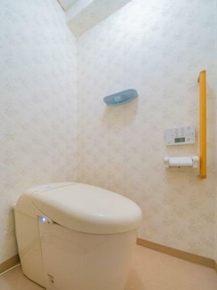 【トイレ】トイレは嬉しい温水洗浄便座付です。