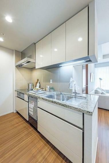 キッチン お料理に集中できる壁付けタイプのシステムキッチンです。豊富な収納、家事時短に便利な食洗器を搭載しています。