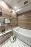 浴室 光沢のある木目調パネルが高級感を漂わせるバスルームです。ゆったりとくつろげる空間で、身体も心も癒されます。暖房・涼風・換気・乾燥機能付きで1年中快適です。