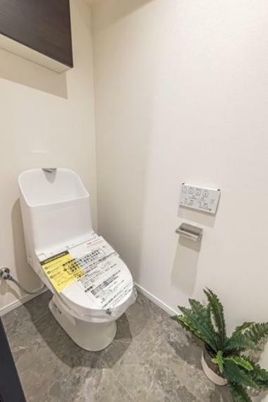 トイレ 優れた節水効果や汚れが付きにくい便座など、ほしかった機能が揃ったウォシュレット一体型トイレです。上部には便利な吊戸棚収納を設けました。
