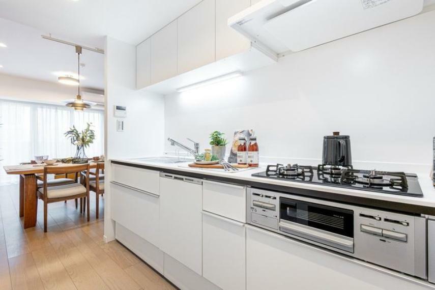 清潔感のあるホワイト基調の壁付けシステムキッチンです。家事時短にうれしい食器洗浄乾燥機付き 収納豊富で快適な家事動線が確保されています。