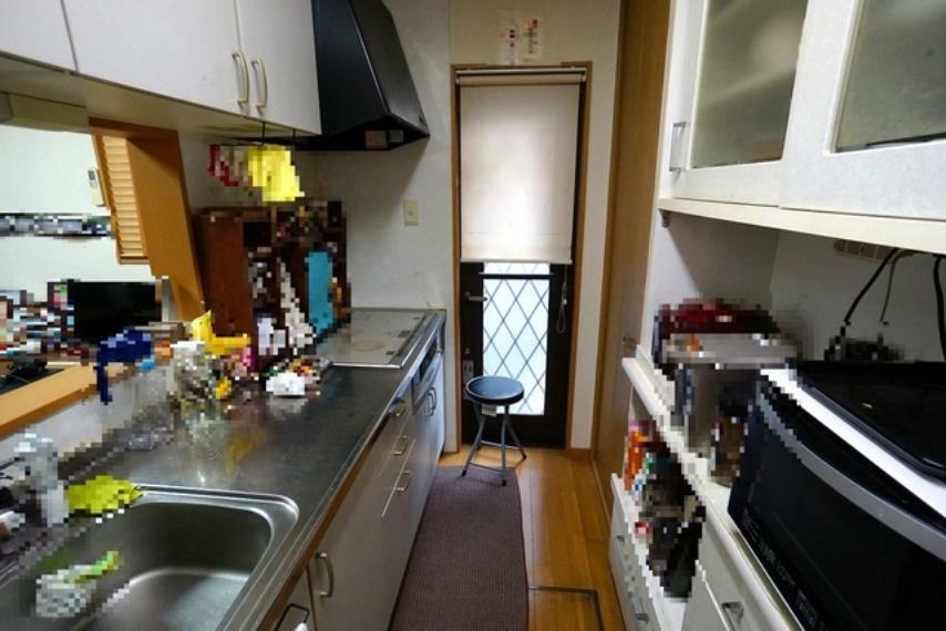 収納 キッチンの背面には大型のカップボードが設置されています。食器収納としてはもちろん、作業台や家電置き場としても使えます。