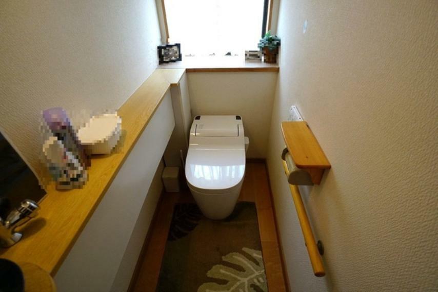 トイレ 温水洗浄機付トイレです。もちろん、1階2階の2ヶ所にトイレがあるので、忙しい朝にもゆとりができますね。