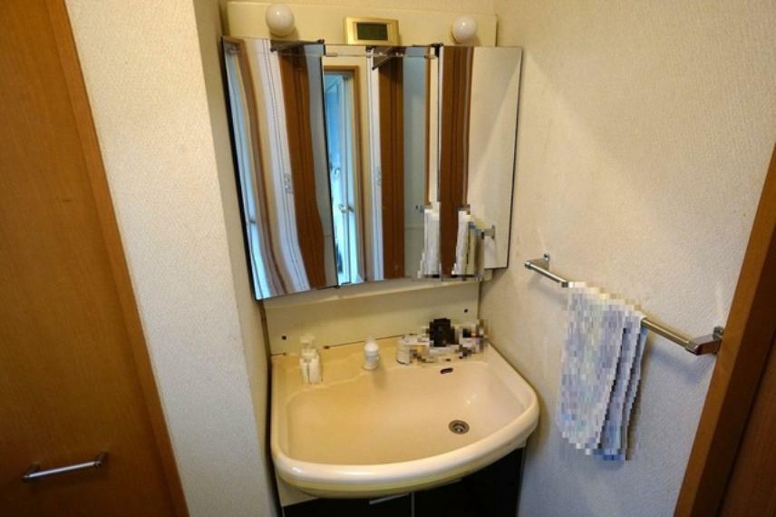 洗面化粧台 鏡つき洗面台。収納も一体型になっているので、ドライヤーやヘアアイロンの置き場に困りません。