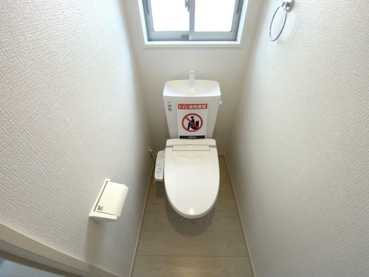 トイレ 【2号棟　トイレ】白を基調とした清潔感あるトイレです
