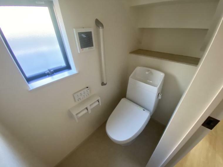 トイレ 【B号棟　トイレ】白を基調とした清潔感あるトイレです
