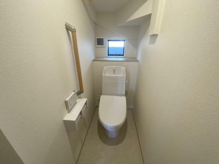 トイレ 【E号棟　トイレ】白を基調とした清潔感あるトイレです