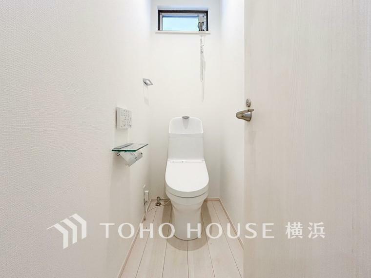 トイレ トイレはシンプルにホワイトで統一。多機能型の温水洗浄付き。
