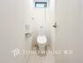 トイレ トイレはシンプルにホワイトで統一。多機能型の温水洗浄付き。