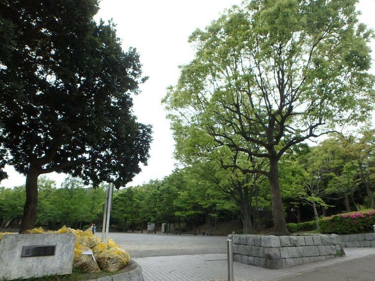 公園 富岡公園（住宅街の中の緑に囲まれた公園。お子様が走り回れる広場や遊具、木陰で休めるベンチがございます。）