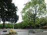公園 富岡公園（住宅街の中の緑に囲まれた公園。お子様が走り回れる広場や遊具、木陰で休めるベンチがございます。）
