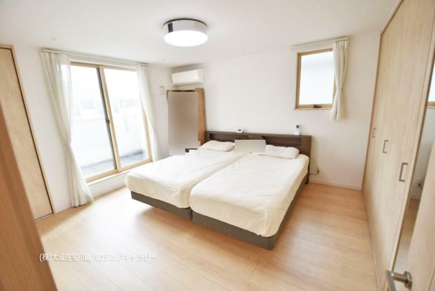 寝室 2階洋室。採光良好でゆとりのあるスペース！大きなベッドを置いても十分なスペースを確保できます。