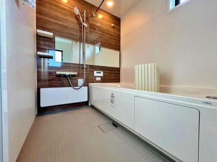 浴室 温かさを保つFRP浴槽やお風呂の床がヒヤッとしない等、機能的で清潔感溢れる浴室。快適・清潔な空間で心も体もオフになる時間を楽しむことが可能です。