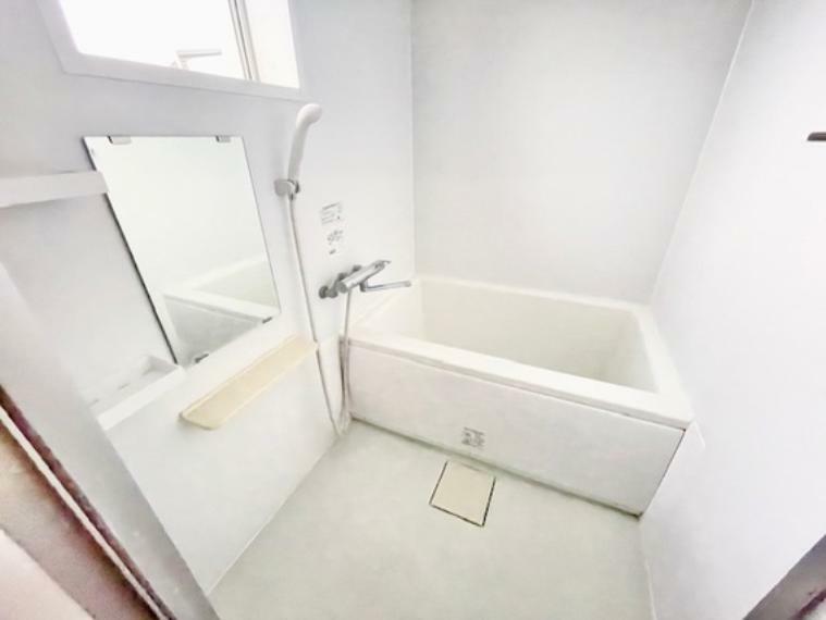 お風呂には窓があり明るく清潔な空間へ。浴槽も洗い場も広く、毎日の疲れを取る癒しのバスルームです。
