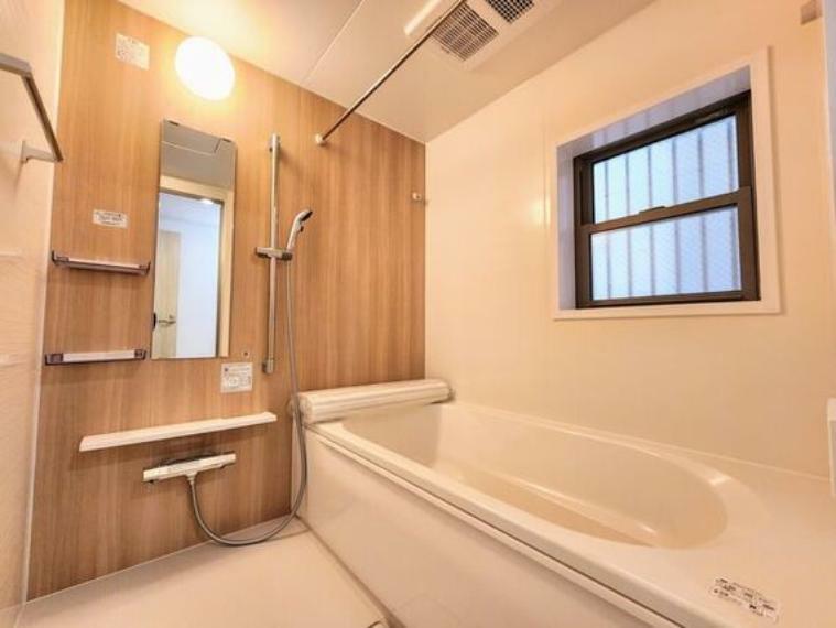 浴室 お風呂には窓があり明るく清潔な空間へ。浴槽も洗い場も広く、毎日の疲れを取る癒しのバスルームです。