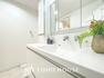 洗面化粧台 「リフォーム済・洗面台」大きな鏡で朝の準備もばっちり。収納も多く、洗剤など日用品の保管にも便利です。