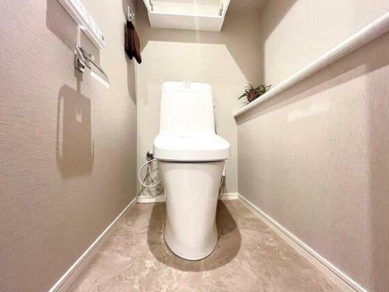 トイレ 清潔感と快適性を兼ね備えた、心地よいトイレ空間。清潔さと快適さを備えたちょうどよいスペース。