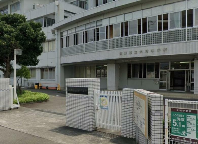 中学校 生徒数約400名。焼津西小学校出身者が多い。空調設備は普通教室は100％設置済み、特別教室も約90％が設置済み。