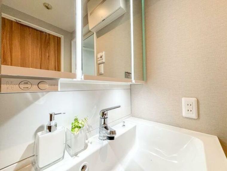洗面化粧台 三面鏡にもなる洗面台は収納豊富ですっきり収納できますね。