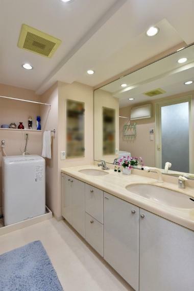 洗面化粧台 ダブルボウル洗面台は、高級感のあるホテルライクな洗面室。朝の混雑緩和にもなります。