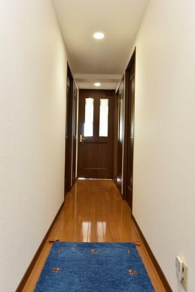 リビング扉にはスリガラスを配すことで光を通し廊下も明るく、開放感も得られます。