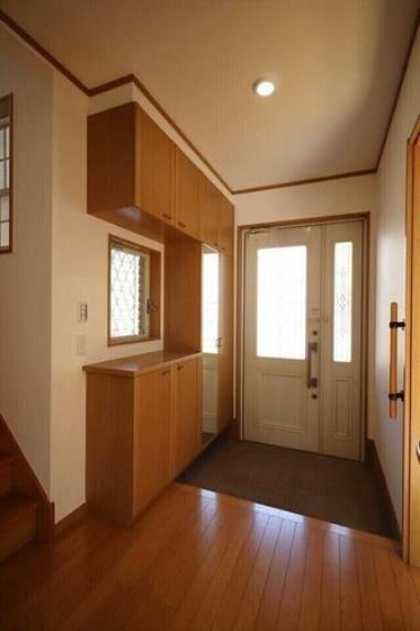 玄関 玄関は収納力の高いシューズボックスがあり、玄関をいつも綺麗な状態に保てます。