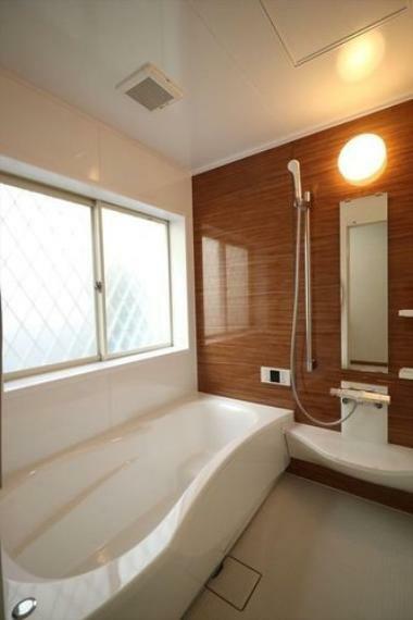 浴室 オシャレな木目調の浴室 毎日の疲れも吹き飛ぶ浴室 足も広げてゆったりくつろげます。