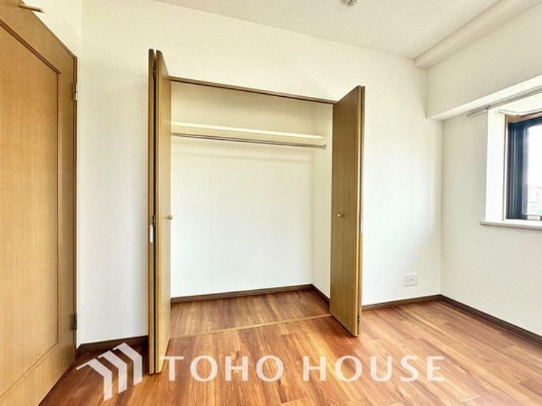 洋室 居室にはクローゼットを完備し、自由度の高い家具の配置が叶うシンプルな空間です。