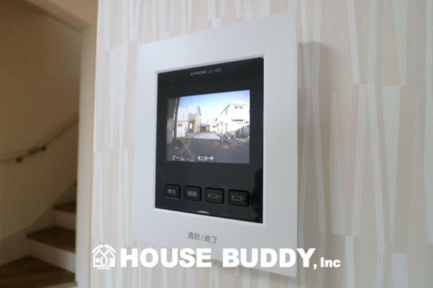 「TVモニター付きインターホン」 来客時にカラー画像で確認が出来る「見える安心」を形にモニター付きインターホンを設置。家事導線を考慮した個所に設置し、夜間でもLEDライトでくっきりと映ります。