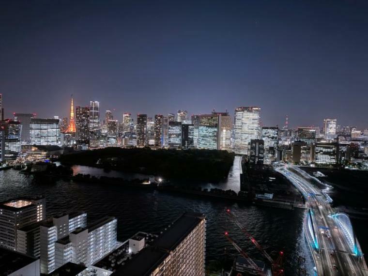 眺望 【眺望】 根元から東京タワーが見えるお部屋位置です。今後の築地の再開発も毎日確認できます点も見逃せません。北側にはスカイツリーの存在もありますので、眺望は非常に良いと評価できます。