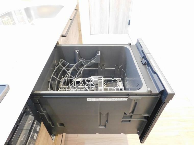 キッチン 食器を洗っている間にお掃除など、様々なシーンで家事の時短に役立つ食洗機。省スペースのビルトインタイプを採用致しました。